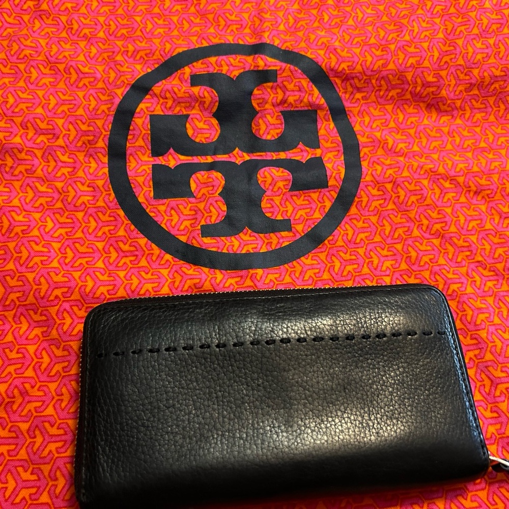Tory Burch Black shoulder. purse
Will give credit card wallet and Dust Bag free - Picture 7 of 11